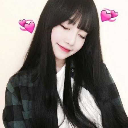 Кореянка с черными волосами и челкой