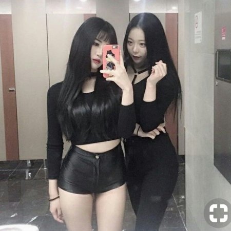 Кореянки подруги в черном