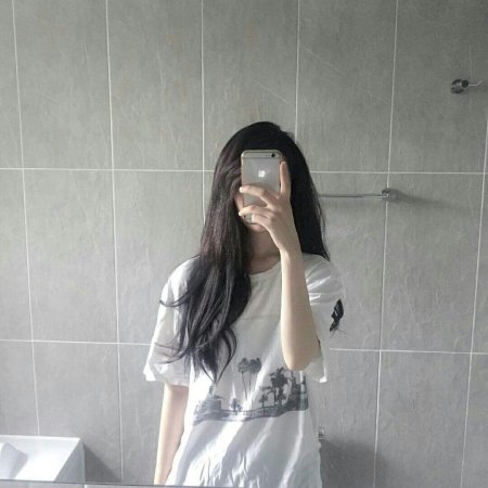 Девушка скрывает лицо