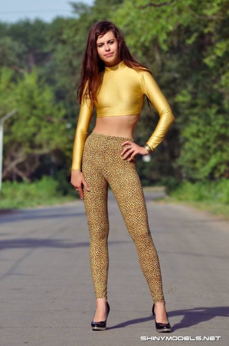 Баба в леопардовых лосинах
