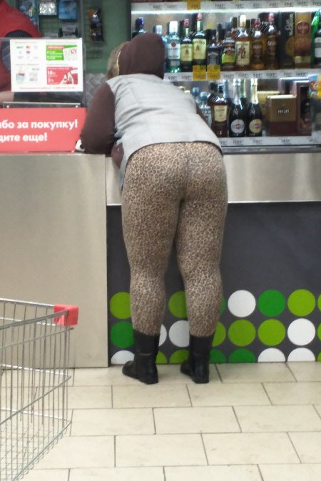 Тетка в леопардовых лосинах