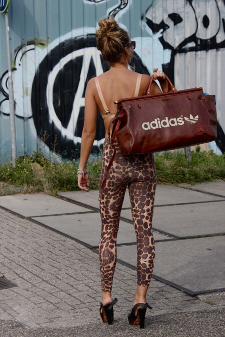 В леопардовых леггинсах