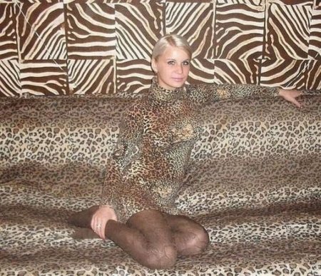 Толстая девушка в леопардовом