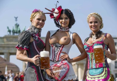 Немки в национальных костюмах ню