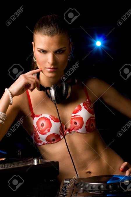 Красивая девушка диджей