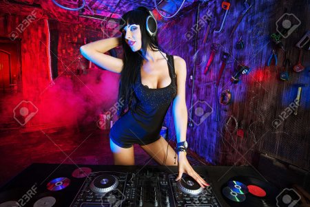 Девушка диджей работает сисей