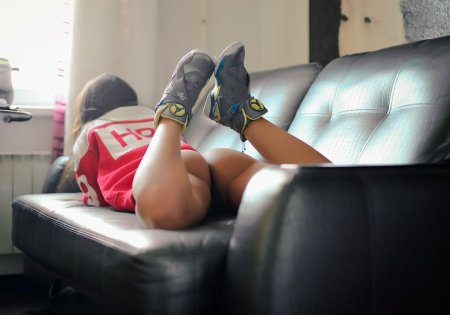 Девушка в кроссовках ню