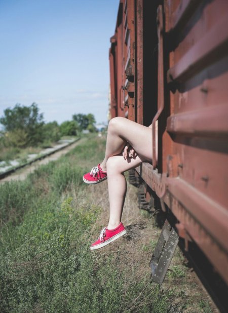 Ножки в кедах телега