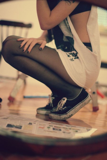 Ножки девушек в кроссовках