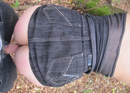 Спустила джинсы на природе