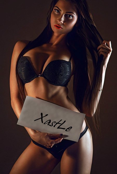 Девушка красивая с листочком