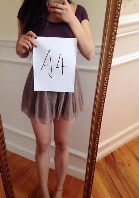 Девушка с листком