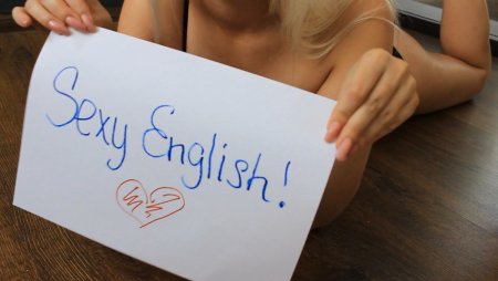 Красивая девушка с сигной