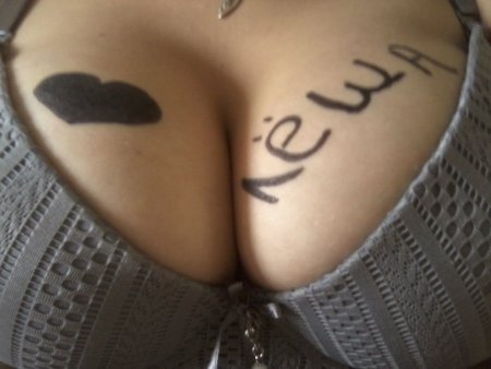 Надпись на женской груди