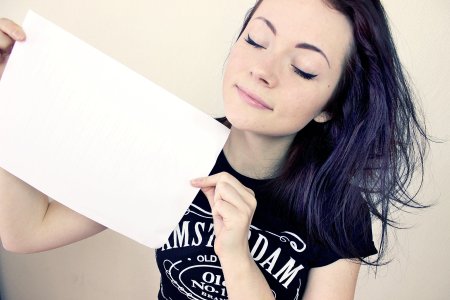 Девушка с бумажкой в руке