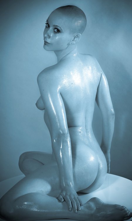 Красивая лысая девушка ню