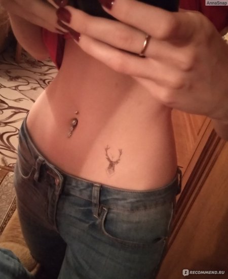 Девушка с пирсингом в пупке