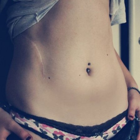 Девушка с пирсингом в пупке
