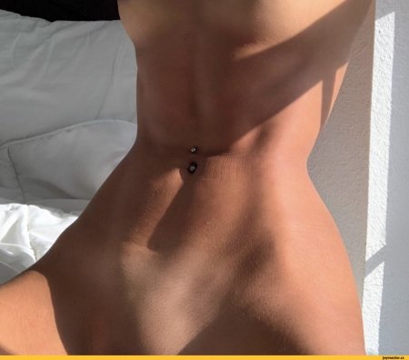 Девушка с пирсингом в пупке