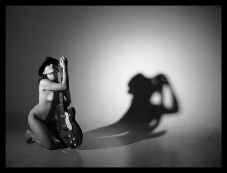 Эротичная девушка с гитарой