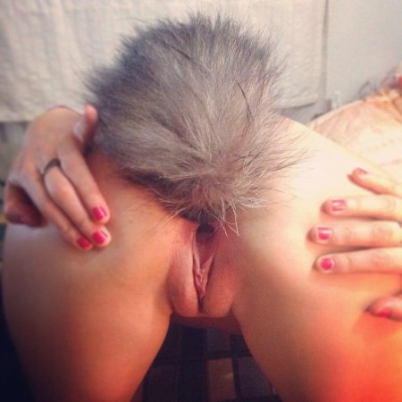 Киска с анальным хвостиком