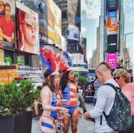 Девушка на Таймс сквер