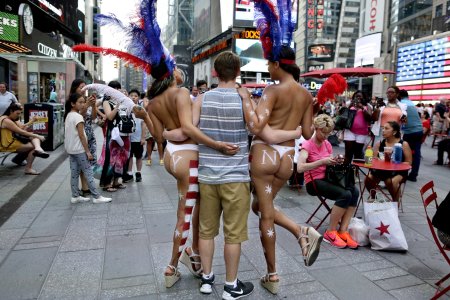 Голые дамы в ресторане Нью-Йорка