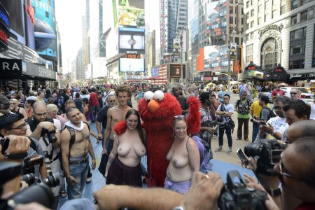 Парад в Нью Йорке топлесс