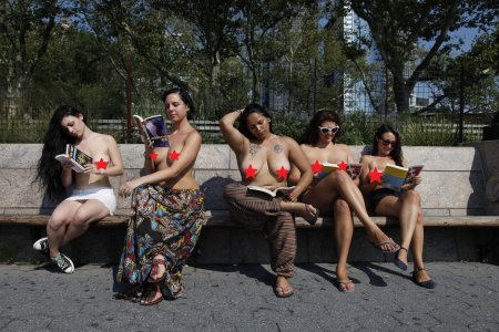 Девушки топлесс в Нью Йорке