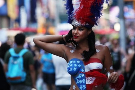 Девушки топлесс в Нью Йорке