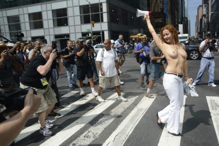 Женщины топлесс на улице