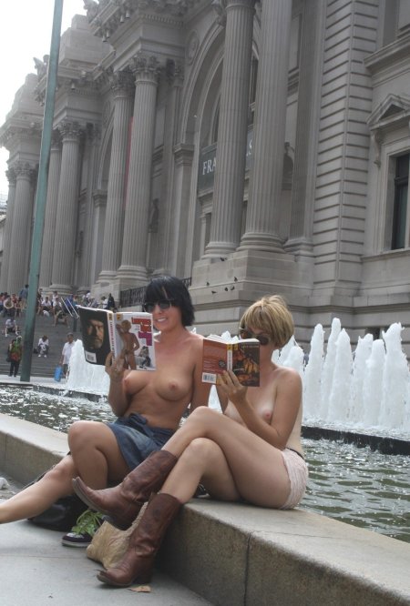 Девушки топлесс в общественных местах