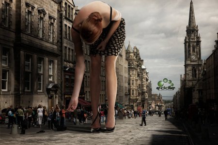 Раздетые девушки - гиганты.