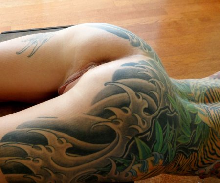 Девушка с татуировкой на попе ню