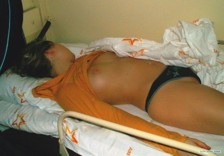 Голые женщины спят в поезде