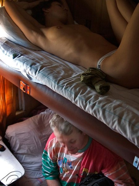 Спит в поезде