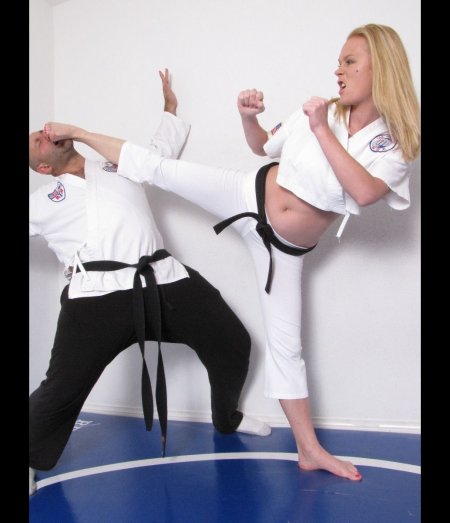 Кэти Лонг каратистка