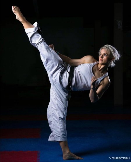 Кэти Лонг каратистка