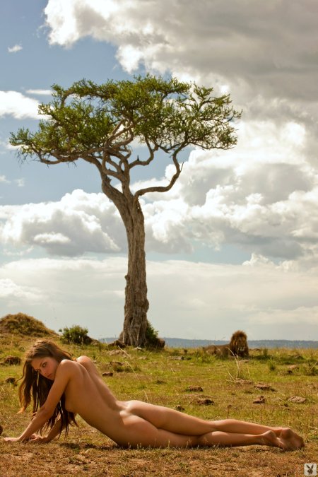 Голые женщины в дикой природе