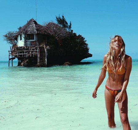 Красивые женщины на острове