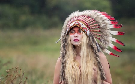 Риган бёрден современная канадская девушка-индеец