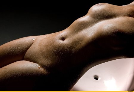 Женские части тела голые