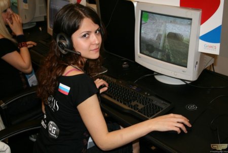 Девушка геймер