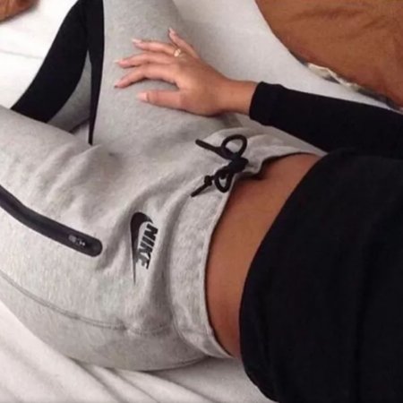 Девушка в спортивных штанах ноги