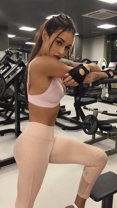 Девушки в спортзале в обтяжку