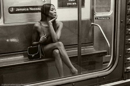 Девушка в метро итальянское ню