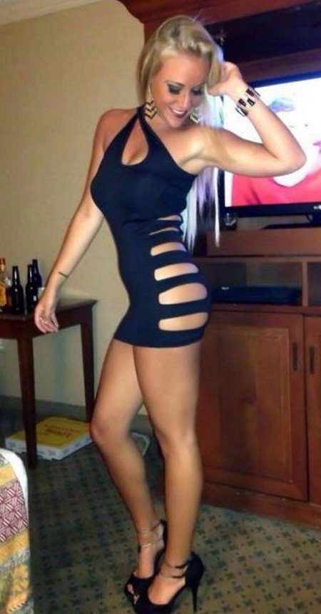 Девушки в коротких платьях