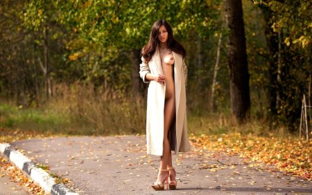 Голые женщины в пальто на улице