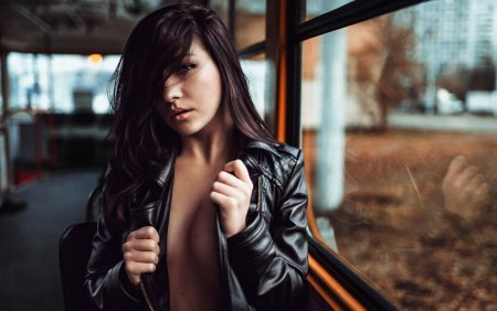 Ангелина Петрова в Кожанке