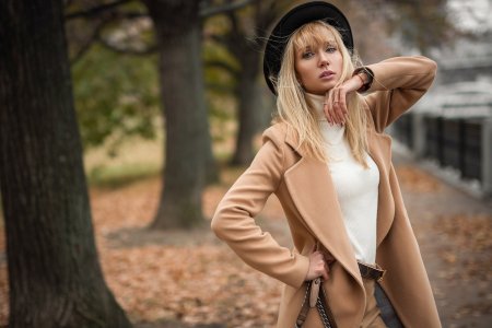 Девушка блондинка в пальто